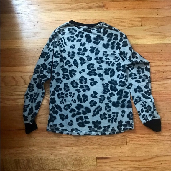 ShopStevie Leopard Top - Picture 2 of 3